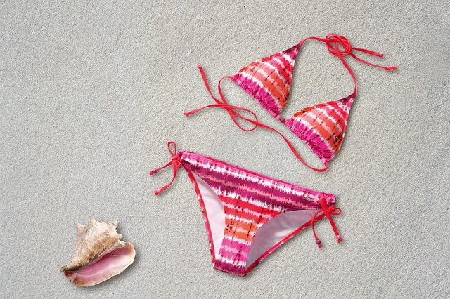 červené bikiny